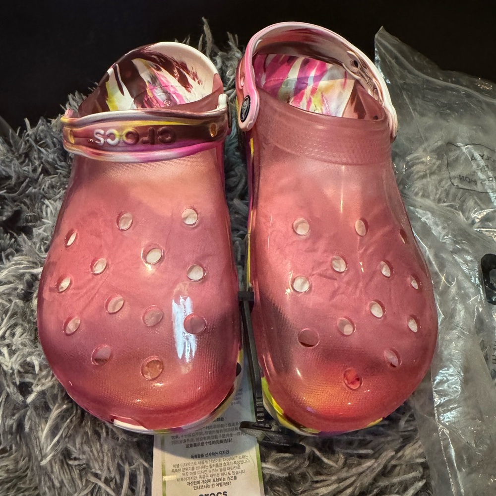 Women’s size 9 classic translucent marble blend fuchsia & multicolor Crocs. NEW